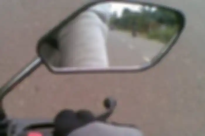 Ilustrasi kaca spion. Ini dia asal-usul kata spion versi kocak, tapi kapan  aslinya mulai dipakai di kendaraan baik motor atau mobil?