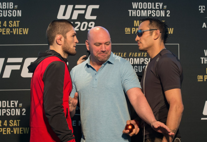 Khabib Nurmagomedov (kiri), Dana White (tengah), dan Tony Ferguson (kanan) saat melakoni staredown pada ajang UFC 209.