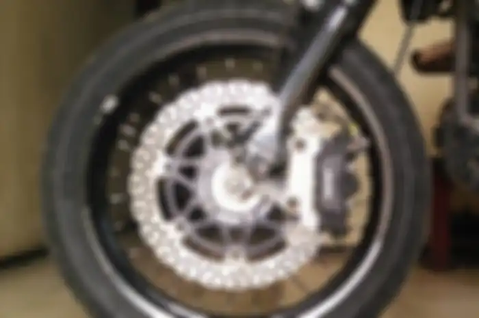 Ban tubeless terpasang pada pelek jari-jari