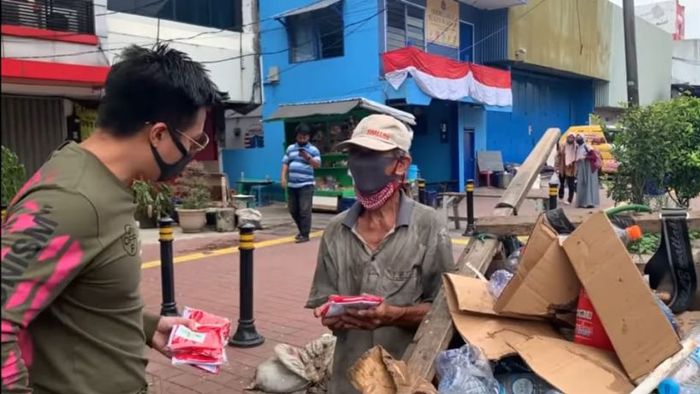 Baim Wong bagi-bagi masker gratis