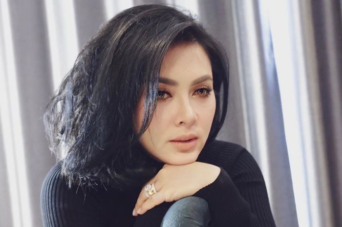 Pasang Gaya Centil Sambil Curhat Kangen Makan Bakso, Syahrini Pamerkan Tas Pink Cetar Mungil Berharga Miliaran, Netizen: Sampai Ulang-ulang Baca Nolnya