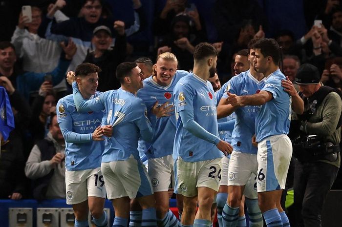 Pemain Man City merayakan gol Erling Haaland ke gawang Chelsea dalam duel Liga Inggris di Stamford Bridge (12/11/2023). The Citizens memimpin klasemen virtual sepanjang 2023, Man United kalah jauh dari Aston Villa.