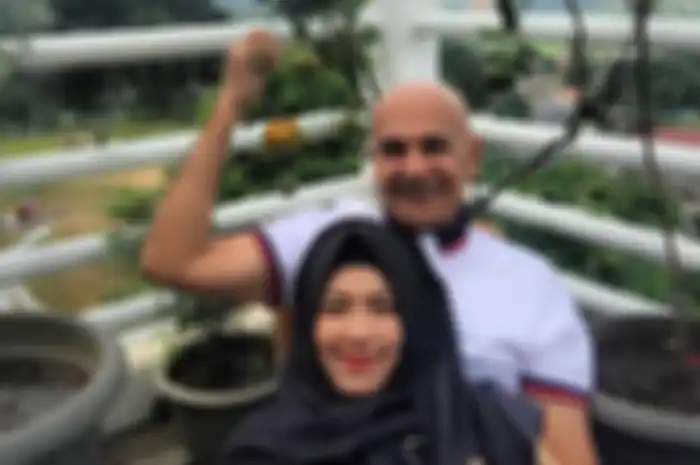Mark Sungkar dan istrinya