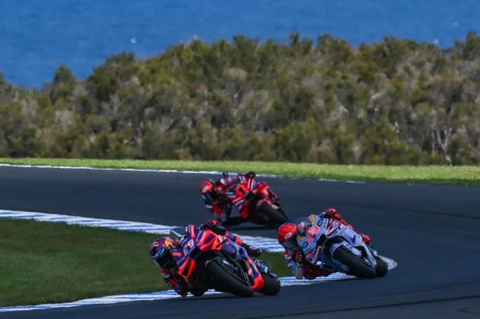 dari depan; Jorge Martin, Marc Marquez, dan Francesco Bagnaia dalam balapan MotoGP Australia 2024