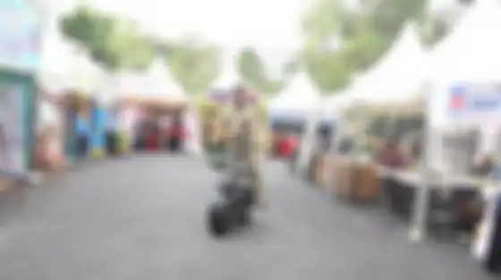 Aksi Syahrul Yasin Limpo saat mencoba motor listrik