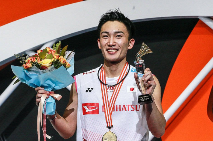 Pebulu tangkis tunggal putra Jepang, Kento Momota, saat berada di podium Kejuaraan Asia 2019, di Wuhan Sports Center Gymnasium, Wuhan, China, Minggu (28/4/2019).