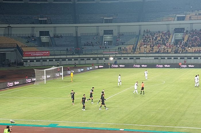 Para pemain timnas Indonesia merayakan gol yang dicetak Dimas Drajad dalam pertandingan melawan Curacao di Stadion GBLA, Sabtu (24/9/2022) 