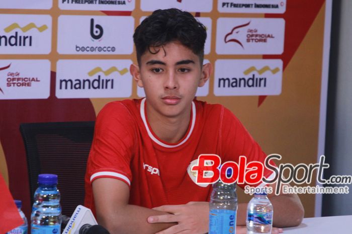 Gelandang Timnas U-19 Indonesia Welber Jardim saat memberi keterangan kepada awak media seusai mengalahkan Malaysia dalam laga semifinal ASEAN Cup U-19 2024 di Stadion Gelora Bung Tomo, Surabaya, Sabtu (27/7/2024).