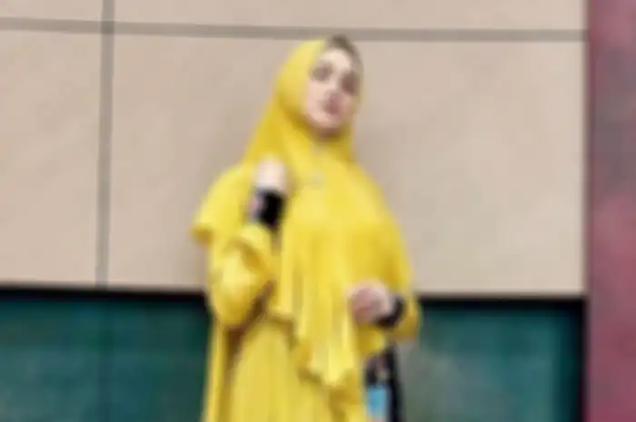 Pede pakai hijab model jadul, tampilan nyentrik istri Ahmad Dhani Mulan Jameela justru curi perhatian