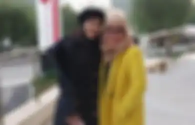 Majikannya Enak-enakan Makan Pakai Meja dan Duduk di Kursi, Asisten Ayu Ting Ting Kepergok Isi Perut Sambil Lesehan di Pinggir Kolam: 'Angkuh Banget Nih Orang!'