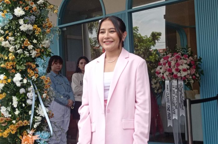 Prilly Latuconsina ketika membuka toko dan kafe roti miliknya di kawasan Pondok Indah, Jakarta Selatan, Minggu (14/5/2023).