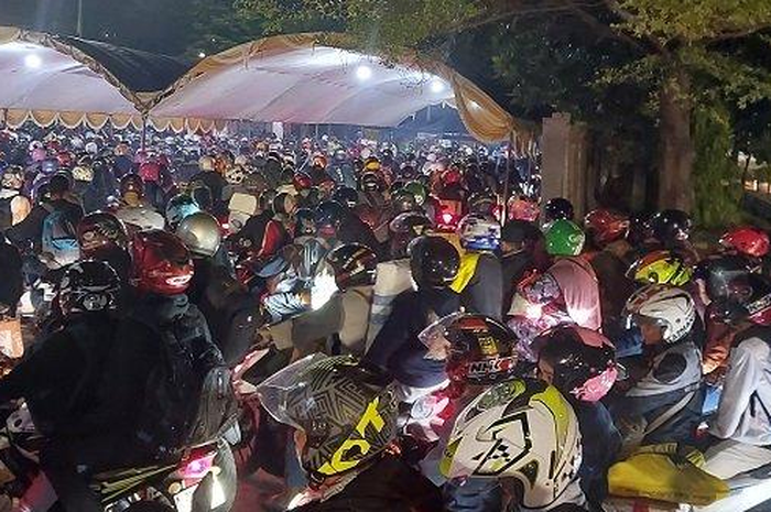 Ribuan pemudik motor mengantre di Pelabuhan Ciwandan.