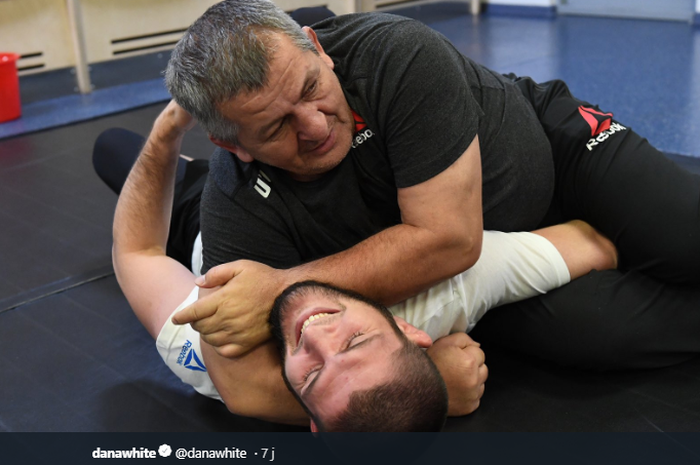 Abdulmanap Nurmagomedov (atas) dan Khabib Nurmagomedov (bawah) saat keduanya berlatih bersama. 