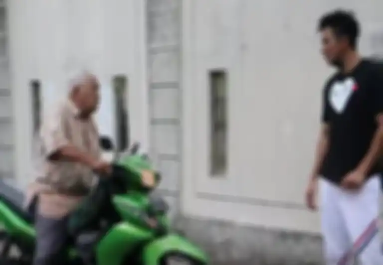 Baim Wong saat membentak bapak-bapak tua.