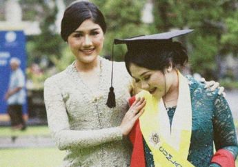 Hadiri Acara Kelulusan Adik Tercinta, Menantu Jokowi Erina Gudono Tampil Kenakan Kebaya Mewah!