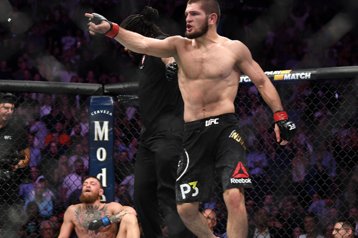 Khabib Nurmagomedov (berdiri) berhasil memenangkan pertarungan melawan Conor McGregor pada ajang UFC 229 di Las Vegas, Amerika Serikat, 6 Oktober 2018.