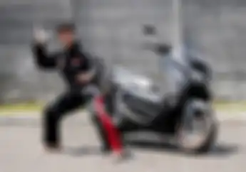 Berpose Jurus Pencak Silat, Artis Iko Uwais Pamer Motor Baru