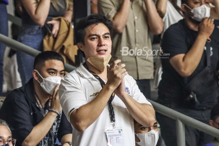 Presiden Satria Muda Pertamina Jakarta, Baim Wong, ketika menyaksikan laga IBL 2022 di Hall Basket, Senayan, Jakarta, 21 Januari 2022.