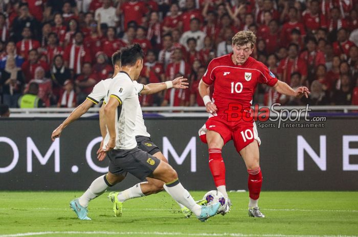 Ole Romeny (tengah) sedang menguasai bola dalam laga babak penyisihan Grup C Kualifikasi Piala Dunia 2026 zona Asia antara Timnas Indonesia versus Timnas China di Stadion Utama Gelora Bung Karno, Senayan, Jakarta, Kamis (5/6/2025).