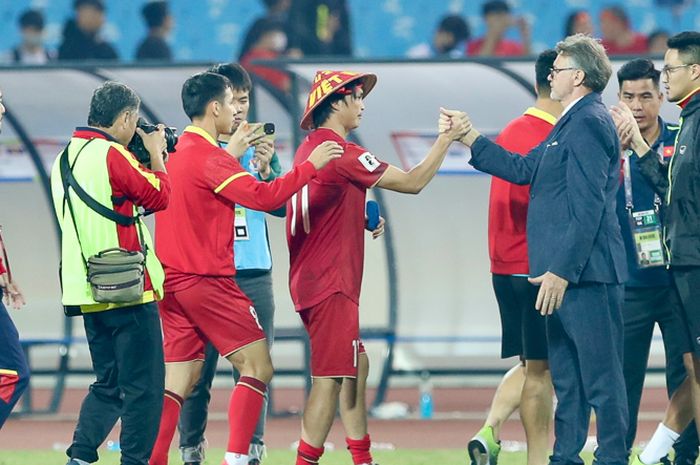 Pelatih Timnas Vietnam, Philippe Troussier, mendampingi para pemainnya saat melawan Irak di pertandingan Kualifikasi Piala Dunia 2026.