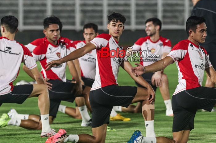 Rafael Struick (tengah) sedang melakukan pemanasan dalam latihan bersama timnas Indonesia di Stadion Madya, Senayan, Jakarta, Minggu (17/11/2024).