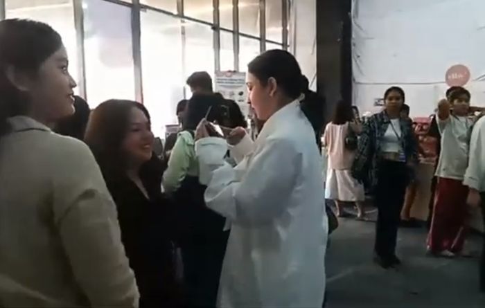 Agatha Pricilla jualan pakaian preloved di acara Pasar Kolak, Senayan Park, Minggu (31/3/2024).