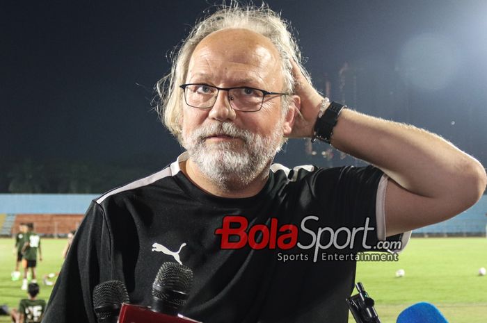 Pelatih timnas Filipina, Tom Saintfiet, sedang memberikan keterangan kepada awak media di Stadion Soemantri Brodjonegoro, Kuningan, Jakarta, Sabtu (8/6/2024). Sempat sesumbar, kini Tom Saintfiet mulai menunjukkan sifat jiper menghadapi Indonesia.