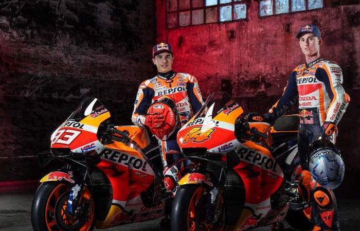 Dua pembalap Repsol Honda, Marc Marquez (kiri) dan Pol Espargaro pada musim 2021-2022.