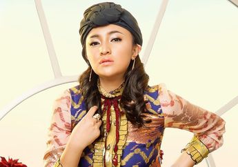 Marshanda Pamer Gaya Cantik Seksi dengan Dress Putih dan Lipstik Bold, Netizen: Gayanya Makin Mahal Sejak Punya Pacar!