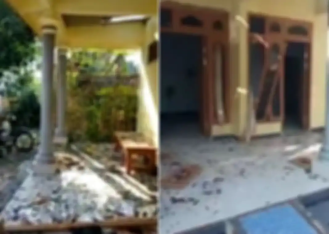 Salah satu rumah yang rusak akibat balon udara yang membawa petasan meledak  di Ponorogo, Jawa Timur.