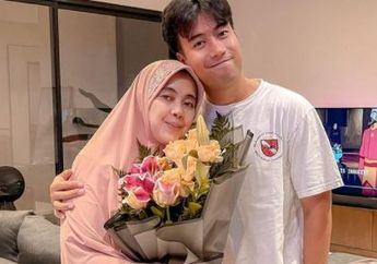 Tak Malu Gelendotan Manja Sembari Kumandangkan Takbir Bareng Ibunda, Vidi Aldiano Sukses Bikin Netizen Iri: Pengin Begini Juga