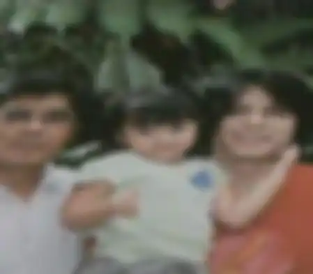 Foto Alleia kanak-kanak saat bersama ayahnya Ariel NOAH dan mendiang kakeknya Nazmul Irphan. 