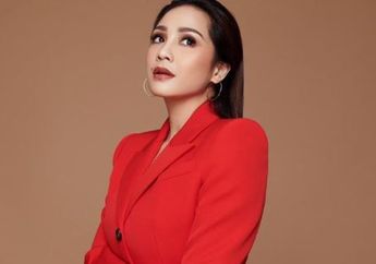 Biasa Tampil Kece&nbsp;dalam Balutan Busana Mewah, Penampilan Nagita Slavina di Acara 4 Bulanan Kembali Disorot Netizen: Selendang Bidadari Lewat...