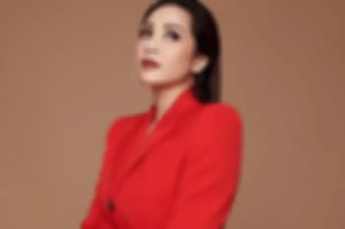 Nagita Slavina dengan balutan busana Alexander Mcqueen.
