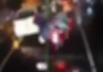 Pemotor Nyaris Kehilangan Nyawa, Video Viral Ini Jadi Bukti Bahayanya Jas Hujan Ponco
