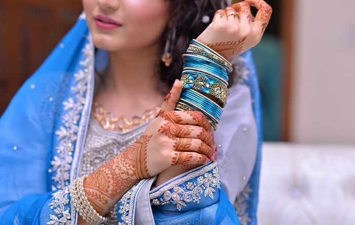 Ilustrasi memakai mehndi.