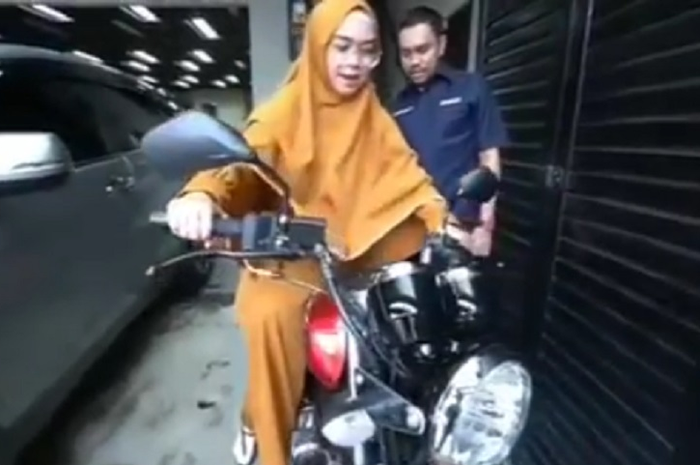 Ria Ricis langsung naik aja di Yamaha RX-King 0 km