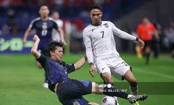 Kota Takai mencegah aksi Marselino Ferdinan dalam duel timnas Jepang vs Indonesia di Osaka (10/6/2025).