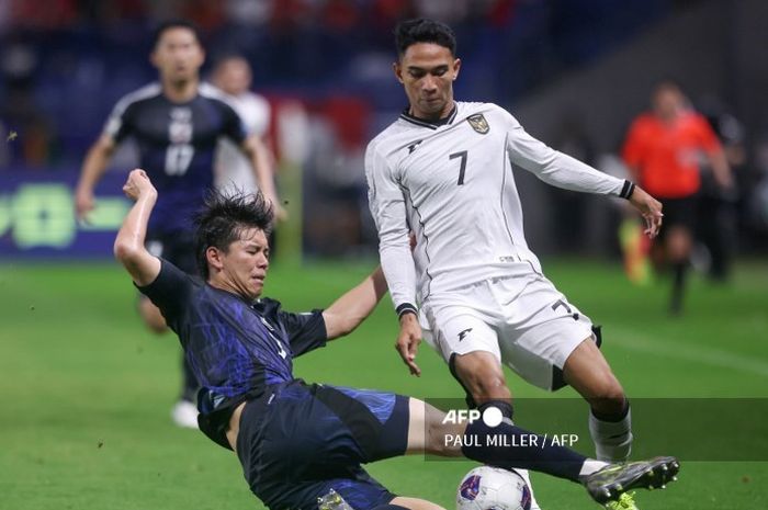 Kota Takai mencegah aksi Marselino Ferdinan. Marselino terancam tersingkir dari Oxford United. 
