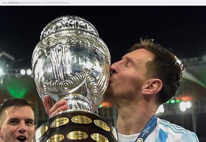 Kapten timnas Argentina, Lionel Messi, mencium trofi Copa America 2021.