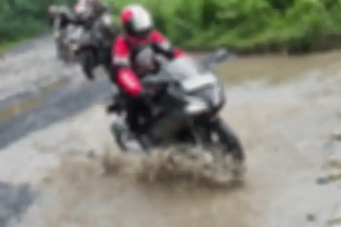 Riding melewati jalan rusak