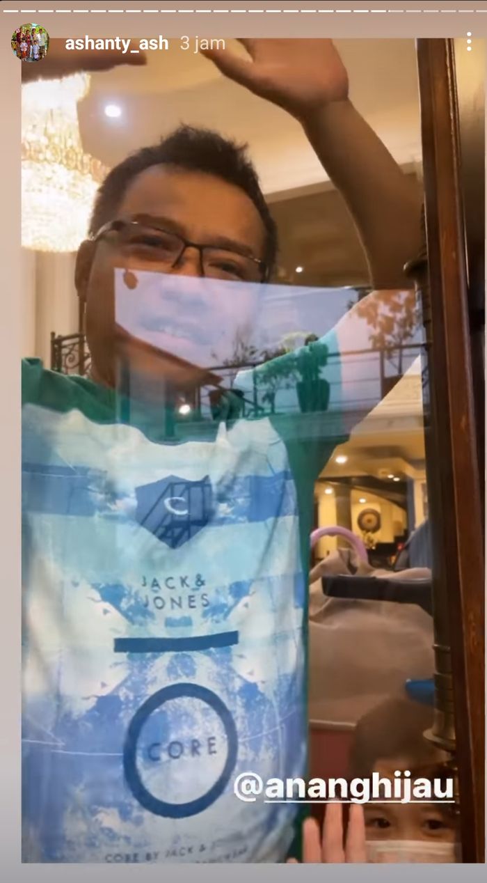 Ashanty hanya bisa bertemu dengan Anang Hermansyah dan Arsya dari balik kaca.