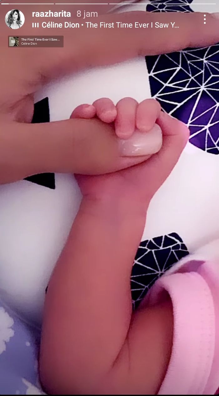 Rahma Azhari telah melahirkan bayi perempuan.