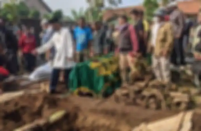 Pemakaman korban pembunuhan Tuti (55) dan putrinya Amalia (23) di TPU Istuning, Desa Jalan Cagak, Kecamatan Jalan Cagak, Kabupaten Subang, Jawa Barat, Kamis (19.8.2021). 