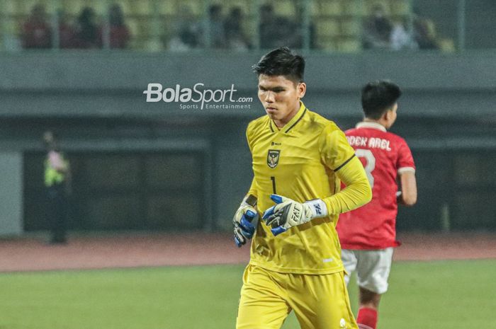 Kiper timnas U-20 Indonesia, Cahya Supriadi, saat bertanding di Stadion Patriot Candrabhaga, Bekasi, Jawa Barat.