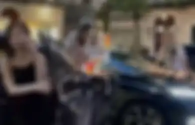 Gegerkan Pengguna Jalan Lainnya, Sosok Wanita Ini Tiba-tiba Naiki Kap Mobil yang Ternyata Dikendarai Suami dan Selingkuhannya, Begini Kronologinya!