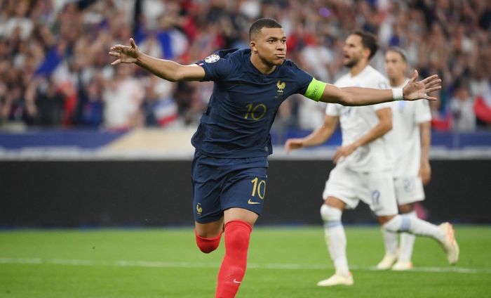Kylian Mbappe mencetak gol penalti saat timnas Prancis hadapi timnas Yunani pada Kualifikasi Euro 2024 di Saint-Denis, Paris (19/6/2023).