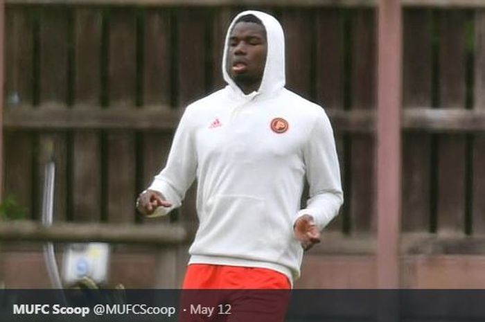 Paul Pogba saat memimpin latihan mandiri Manchester United di sebuah lapangan kosong pada Selasa (12/5/2020) waktu setempat.