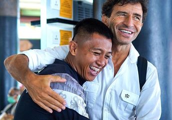 Senyum Lebar Febri Hariyadi saat Reuni Bersama Luis Milla Jelang Laga Persib Kontra PSM Makassar