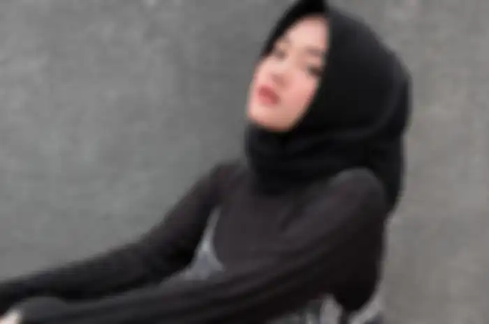 Inspirasi outfit hitam buat hijabers ala Putri Delina